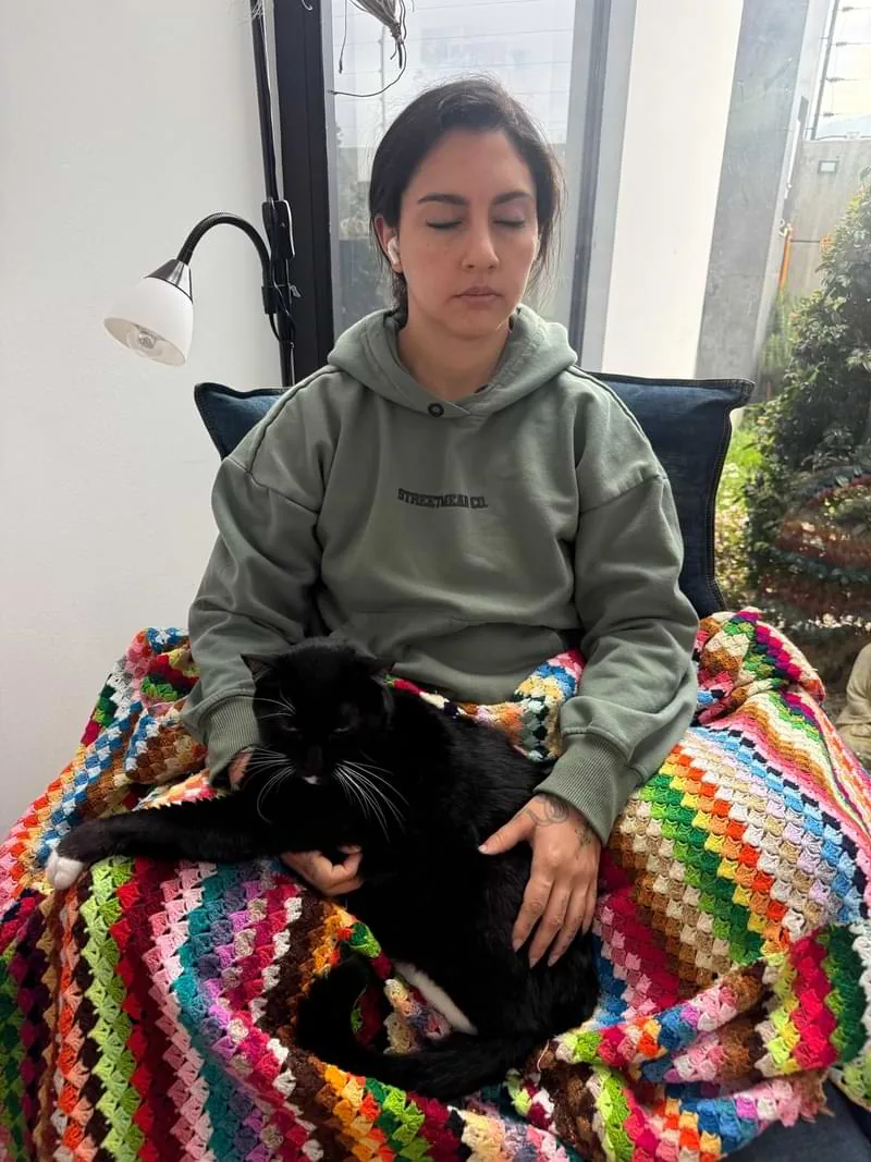 Gabriela meditando con su gato