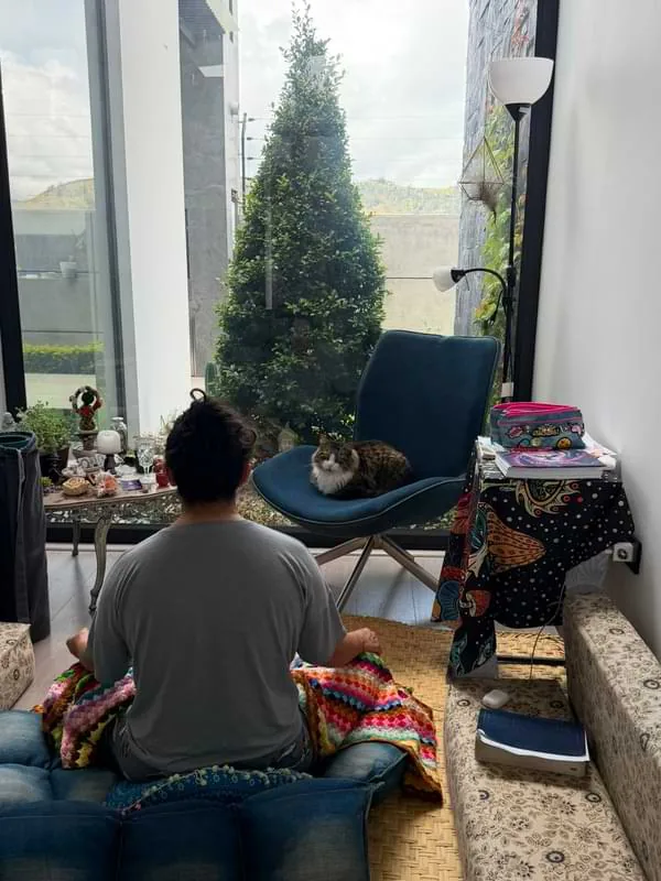 Gabriela en un momento de meditación