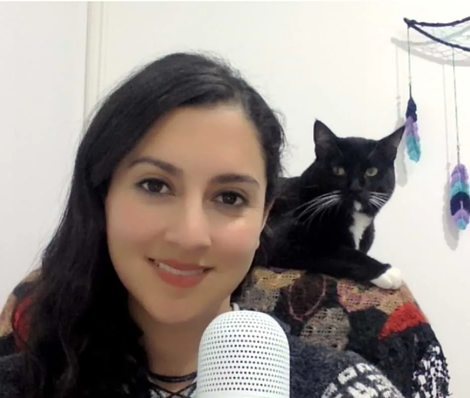 Gabriela guiando la meditación con micrófono