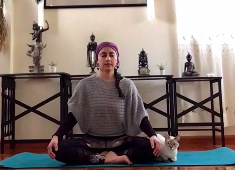 Gabriela meditando con su gata