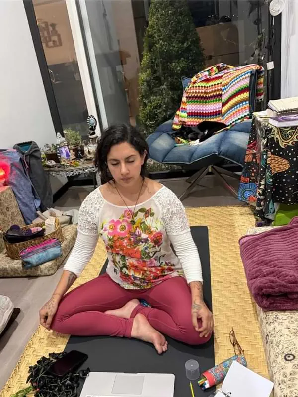 Gabriela meditando con su gato