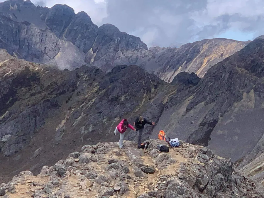 Dos personas celebrando en la cumbre de una montaña